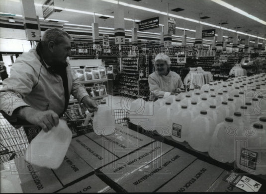 1993 Press Photo George & Mary Heineck purchase drinking water at Wal-Mart - Historic Images