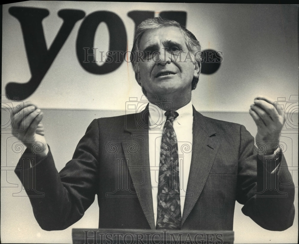 1986 Press Photo National United Way pres. William Aramony talks to volunteers - Historic Images