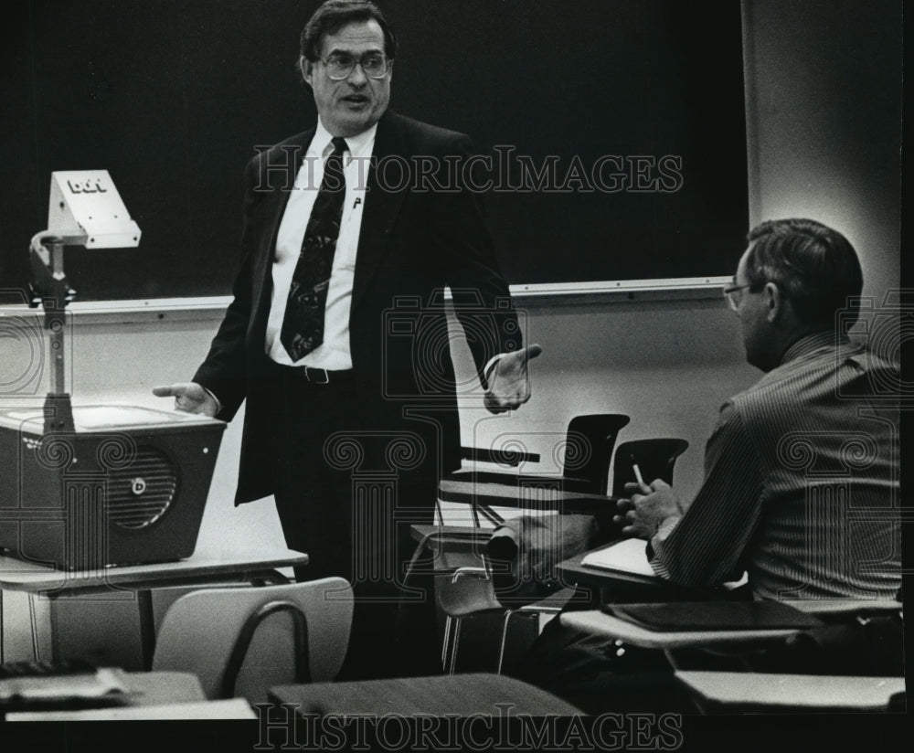 1993 Press Photo Jerry Apple has been teaching without losing his voice - Historic Images