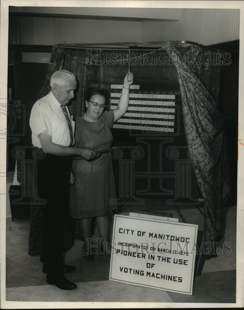 1970 Press Photo Thomas Buerstatte and City Clerk June Fetzer - mja19202 - Historic Images