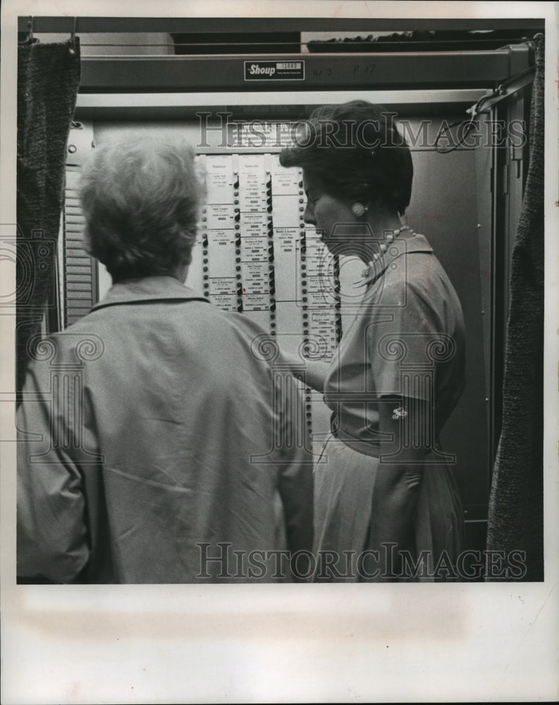 1966 Press Photo Voting-machine were used in the city for the first time - Historic Images