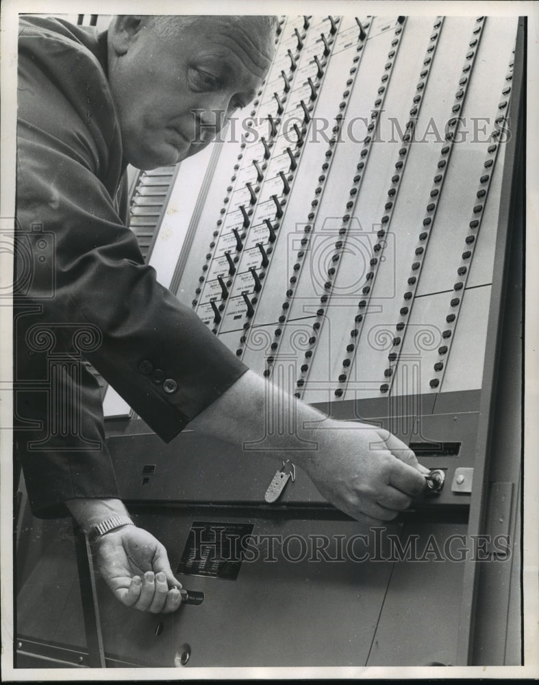 1966 Press Photo The Voting-Machines are locked after the polls close- Historic Images