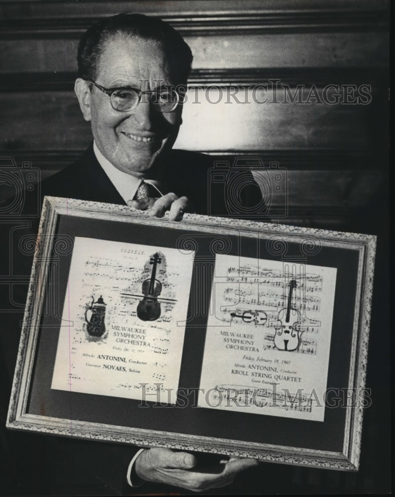 1970 Press Photo Conductor Alfredo Antonini w/ plaque from Milwaukee Orchestra-Historic Images