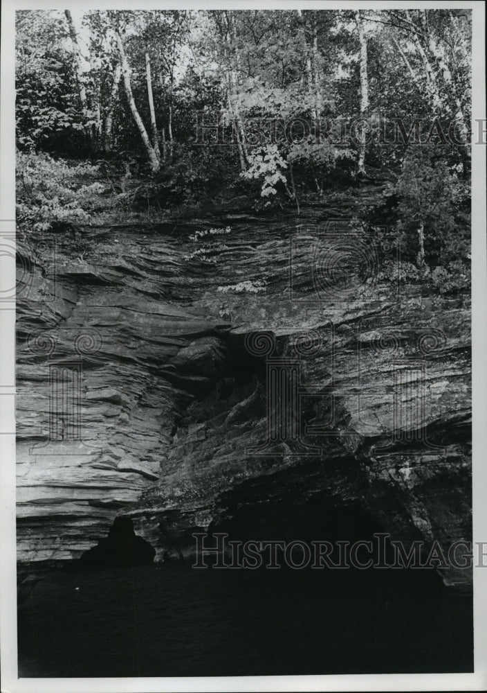 1971 Press Photo A cave in Apostle Islands, Wisconsin - mja19267 - Historic Images