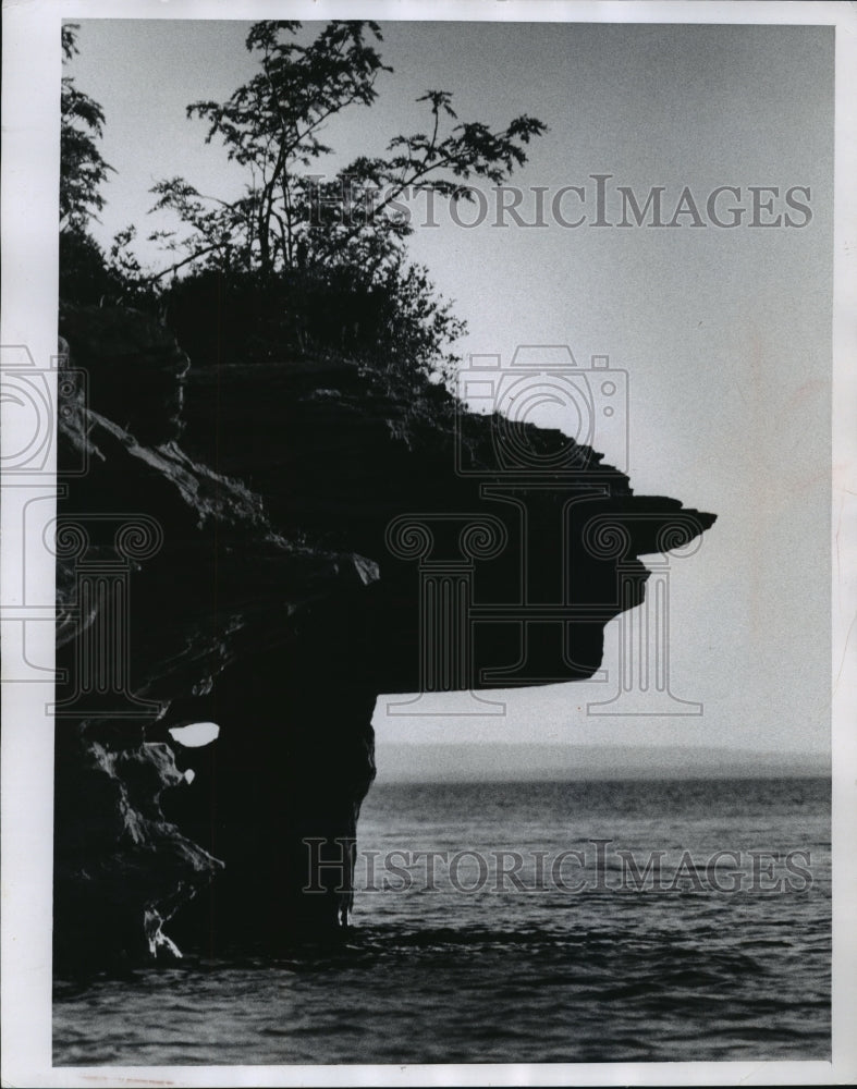 1990 Press Photo Stone ledge along Apostle Islands off Bayfield County peninsula-Historic Images