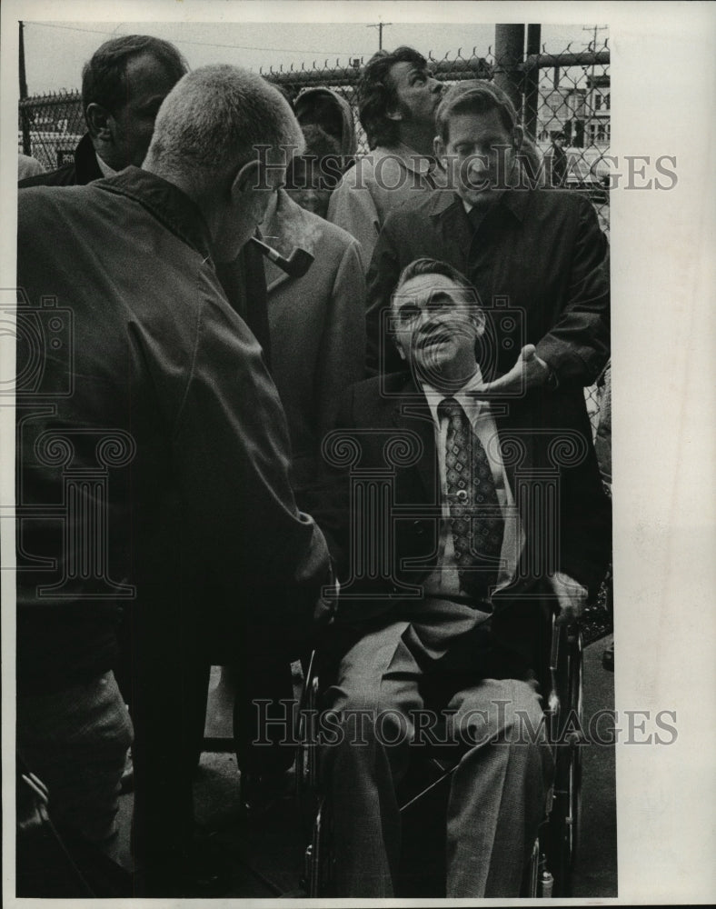 1976 Press Photo Gov. George Wallace met with the voters at close hand-Historic Images