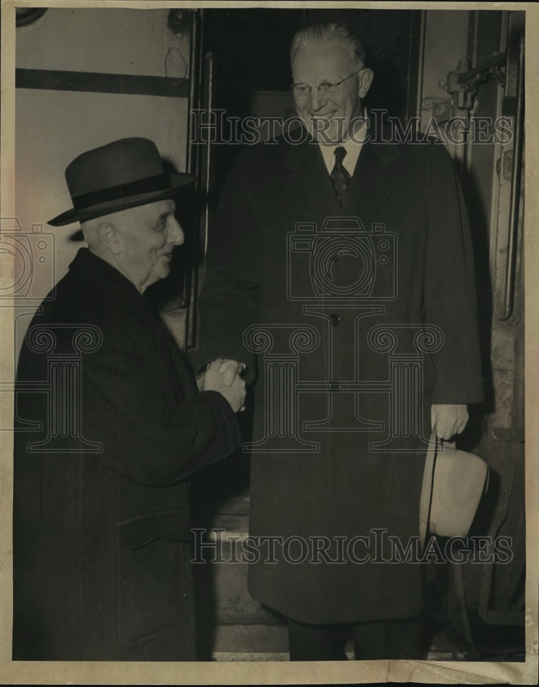 1952 Press Photo Gov. Earl Warren greeted by Carl Rix at North Western road-Historic Images
