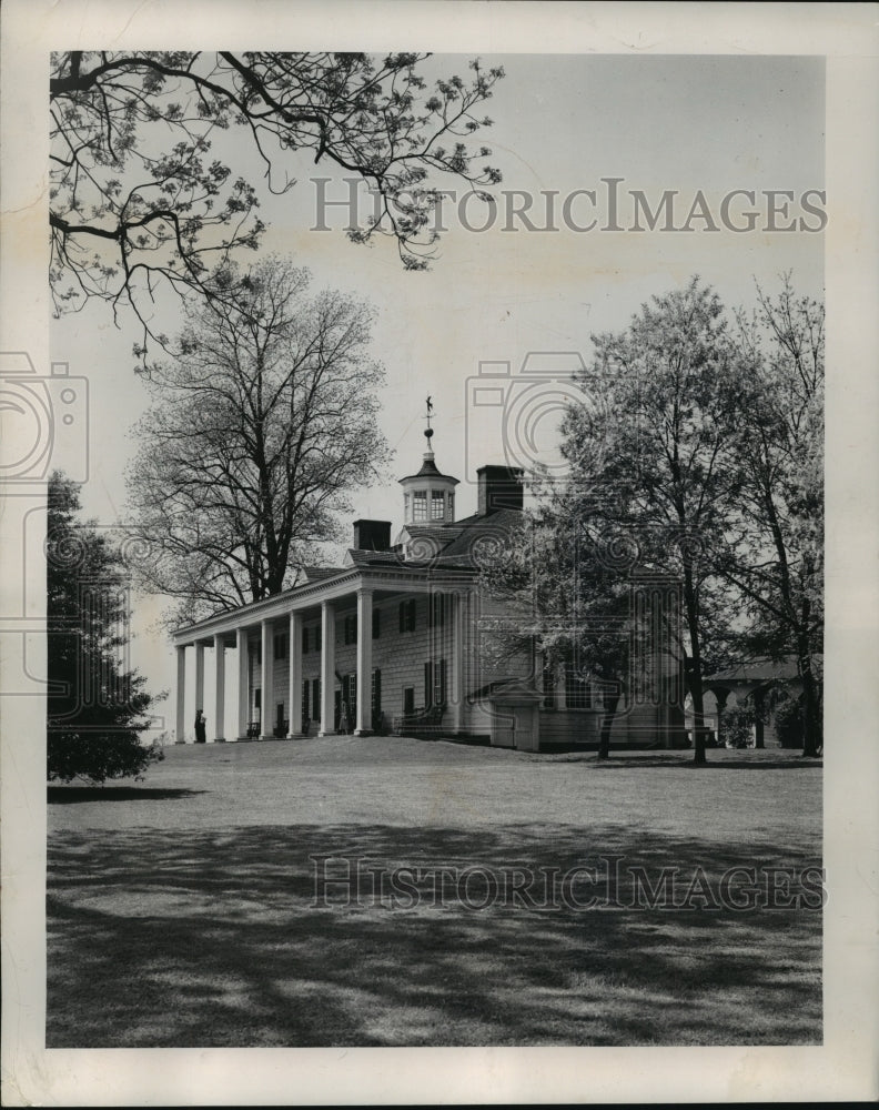 1952 Press Photo Old home &amp; burial place of George Washington - mja19318-Historic Images
