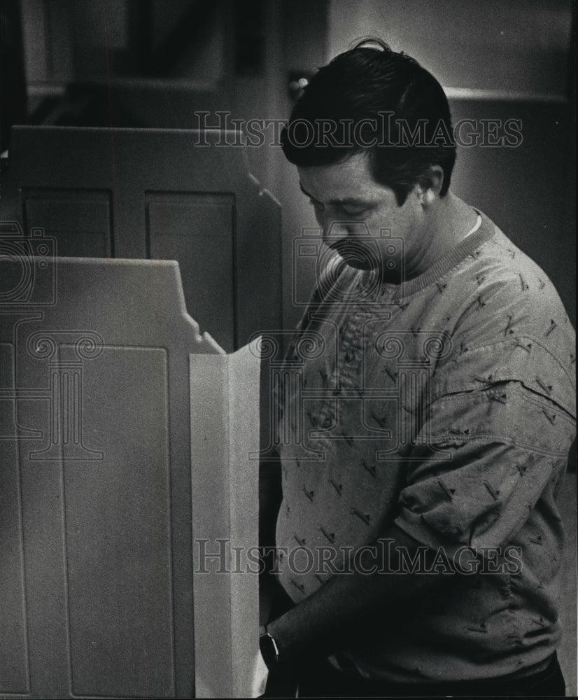 1982 Press Photo Gary Lentz of Milwaukee, casts an absentee ballot - mja19344 - Historic Images