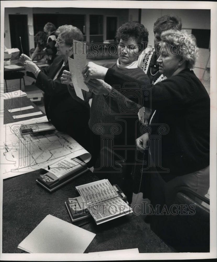 1992 Press Photo Audrey Boehlke and other workers go over a ballot - mja19345 - Historic Images