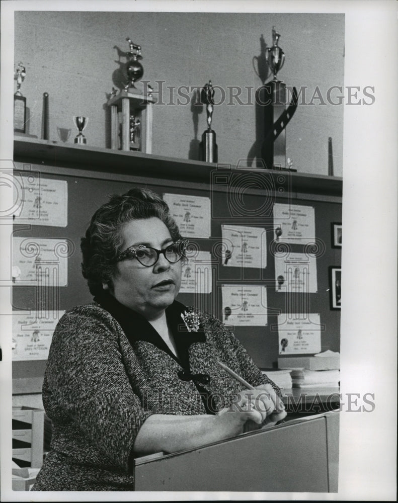 1968 Press Photo Miss Grace Walsh forensic coach at Eau Claire State University - Historic Images