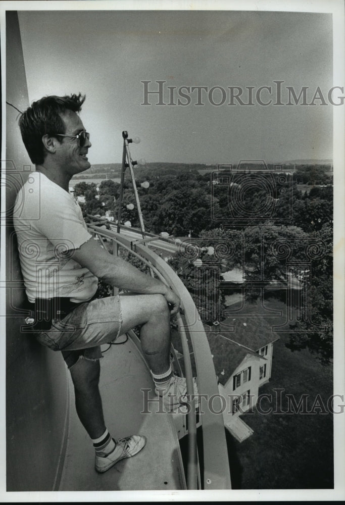 1991 Press Photo Village Superintendent Gary Hofslund enjoys the view of Waldo-Historic Images