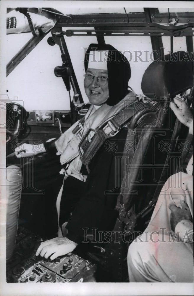 1959 Press Photo Sister Mary Aquinas,sat in the cockpit of a C-119 Flying Boxcar-Historic Images