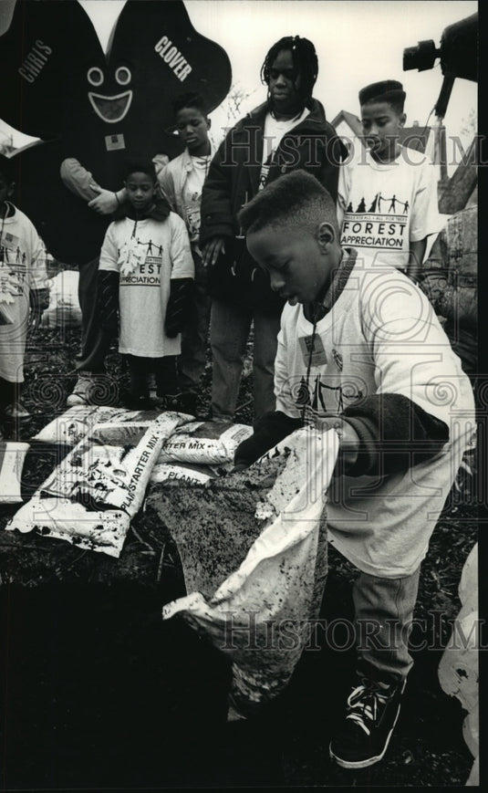 1992 Press Photo Children from the Gingerbread Houses foster homes plants tree - Historic Images