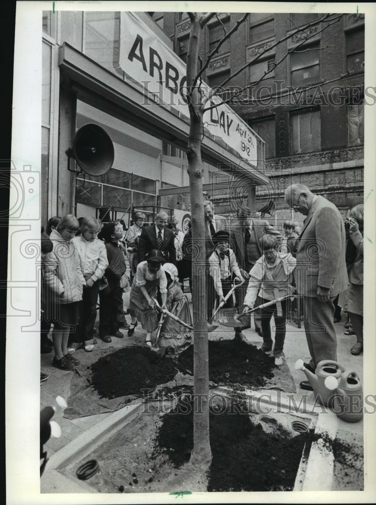 1982 Press Photo Francis Ferguson at the annual Arbor Day ceremonies - Historic Images