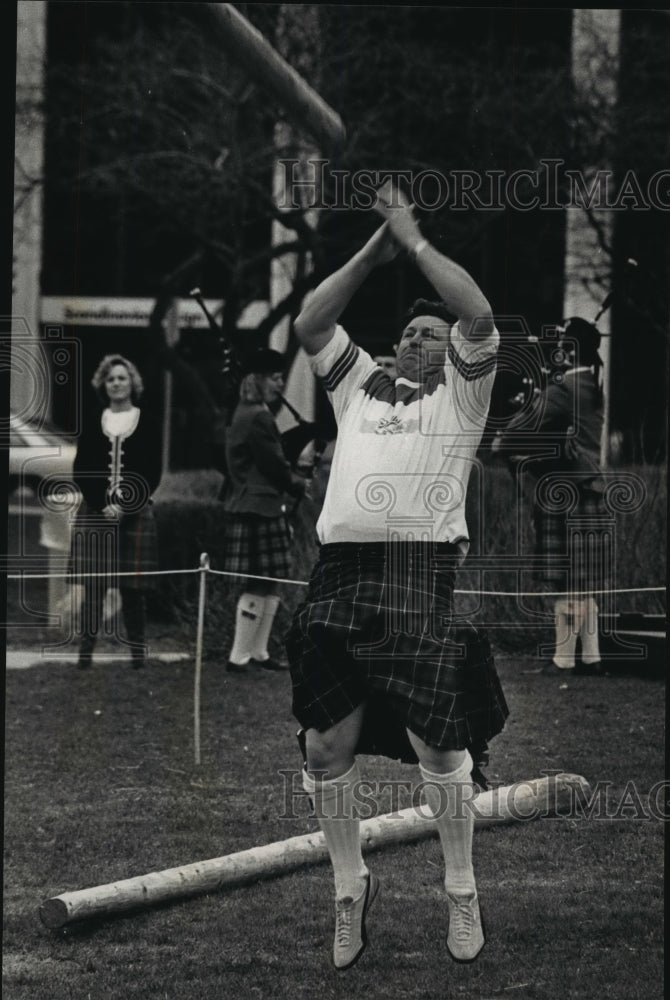 1989 Press Photo Lee Slick, demos Caber tossing at Arbor Day commemoration-Historic Images