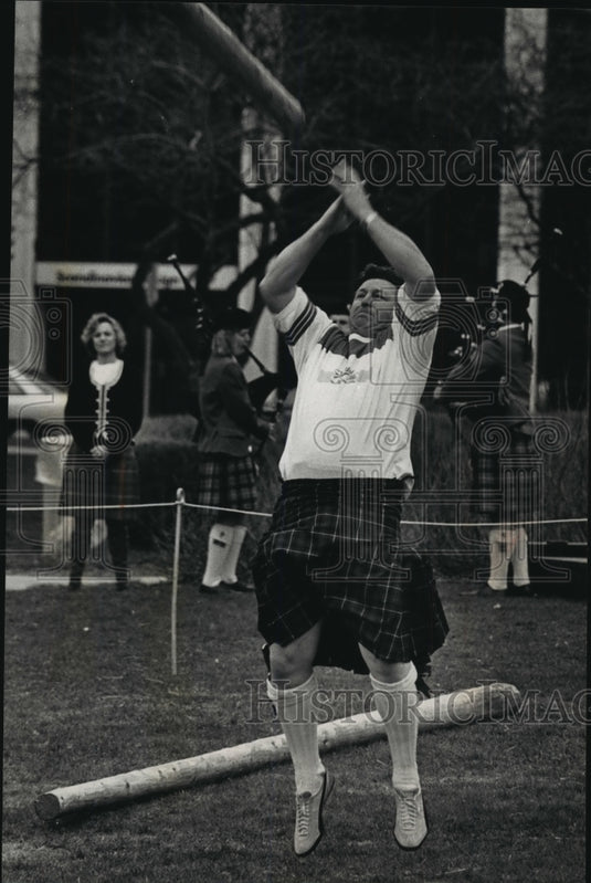 1989 Press Photo Lee Slick, demos Caber tossing at Arbor Day commemoration-Historic Images