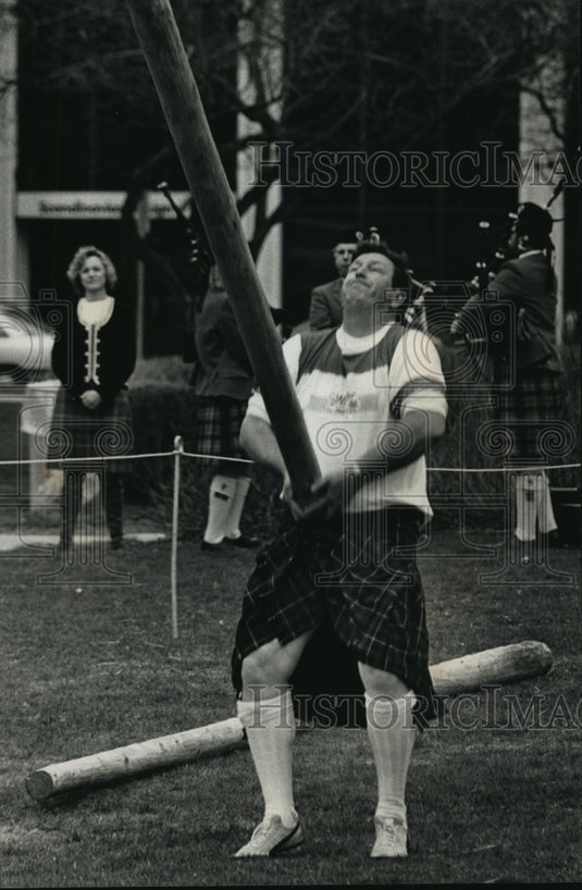 1989 Press Photo Lee Slick, demos Caber tossing at Arbor Day commemoration - Historic Images