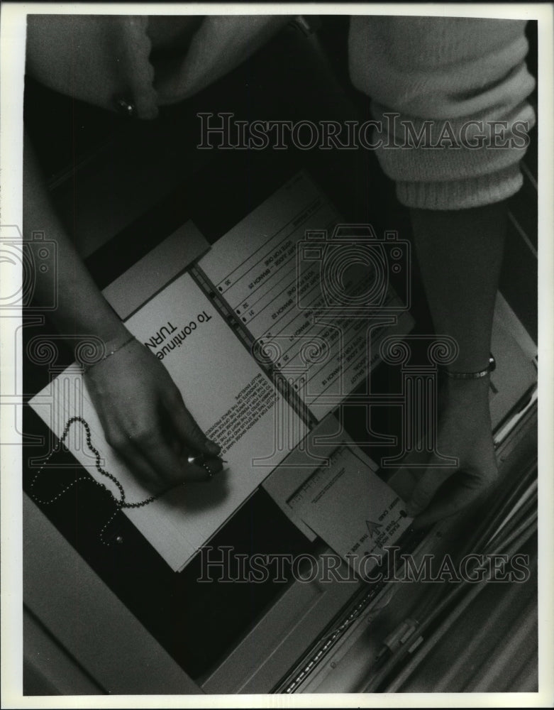 1995 Franklin city employee demonstrates punch card balloting