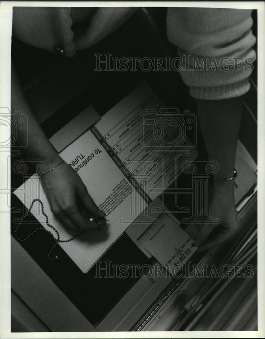 1995 Press Photo Franklin city employee demonstrates punch card balloting - Historic Images