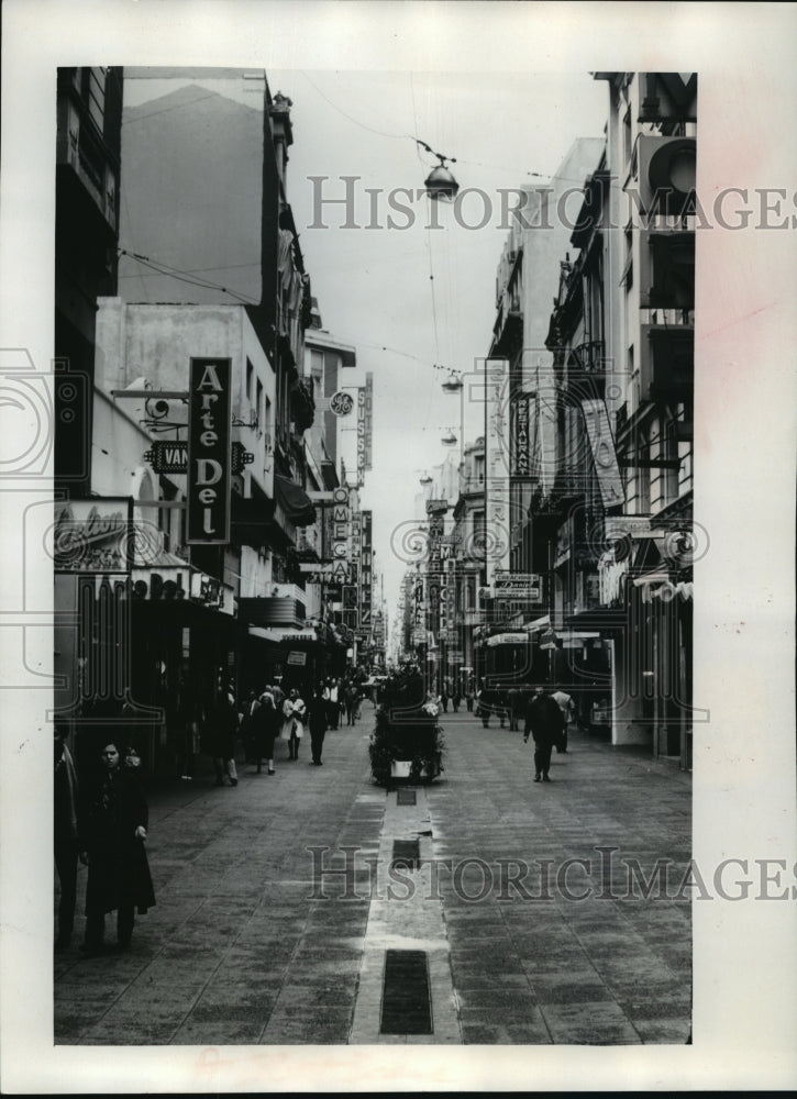 1972 Press Photo Shoppers stroll down the Florida in downtown Buenos Aires - Historic Images