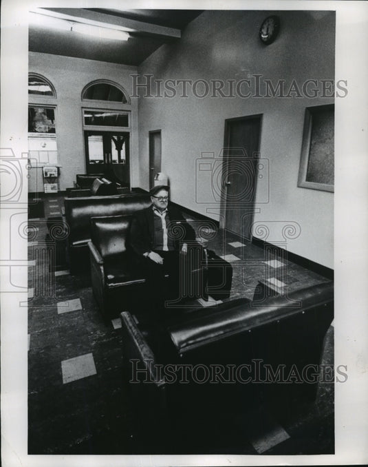 1961 Press Photo Earl Hanson before the train pulled out for Chicago - mja19560-Historic Images