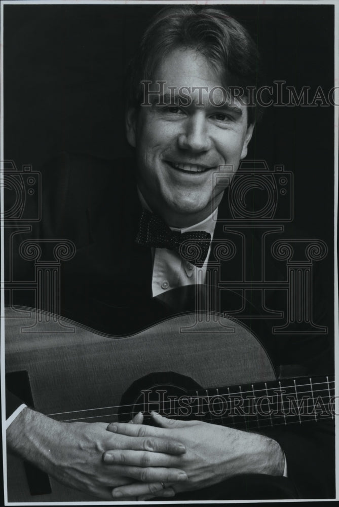 1989 Press Photo Benjamin Verdery, classical guitarist, U.S. - mja19719-Historic Images