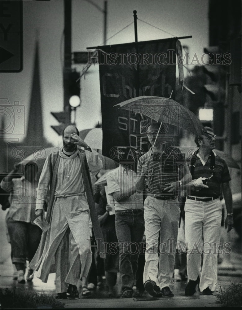 1985 Press Photo Mastana Harmon, Pastor Jim Bartos &amp; Bob Schultz Walk to Church - Historic Images