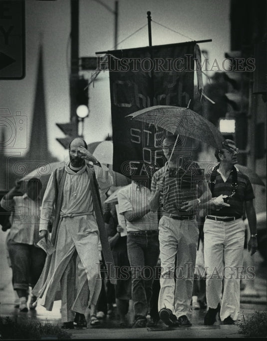 1985 Press Photo Mastana Harmon, Pastor Jim Bartos & Bob Schultz Walk to Church - Historic Images