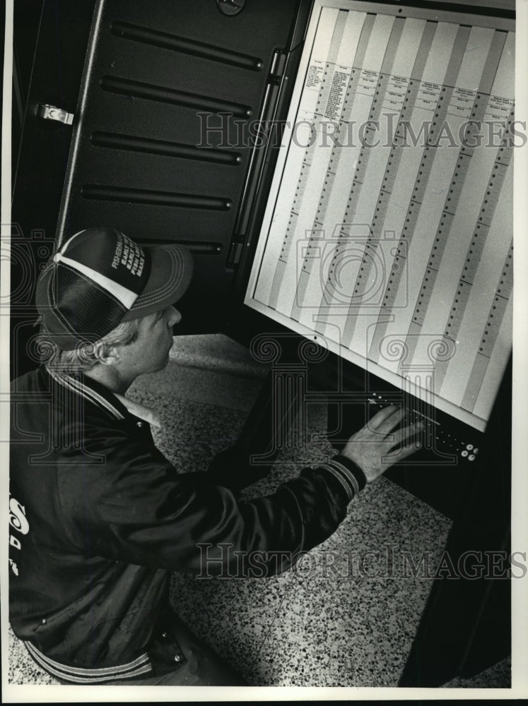 1991 Press Photo Gene Reuter checks the computer board of a voting machine-Historic Images