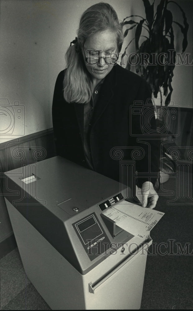 1988 Press Photo Gail Miller Wray, tested a new voting machine - mja19810 - Historic Images