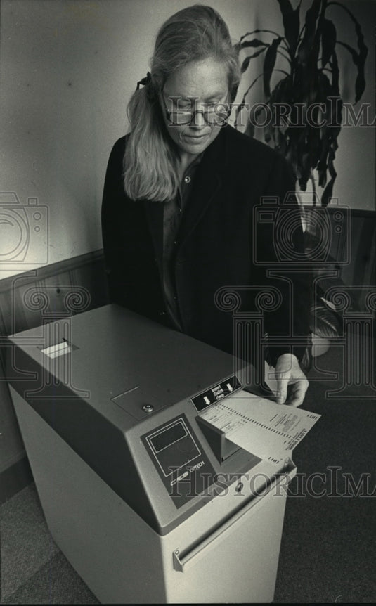 1988 Press Photo Gail Miller Wray, tested a new voting machine - mja19810 - Historic Images