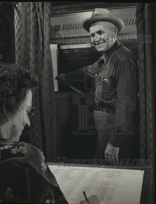 1951 Press Photo Residents of the St. Francis area in the town of Lake voting-Historic Images