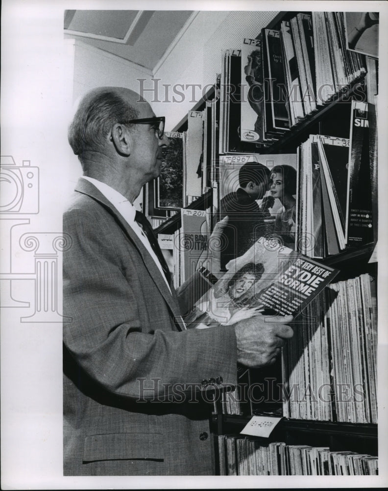 1962 Press Photo Radio City - Willy Keller with records, interior - mja19829 - Historic Images