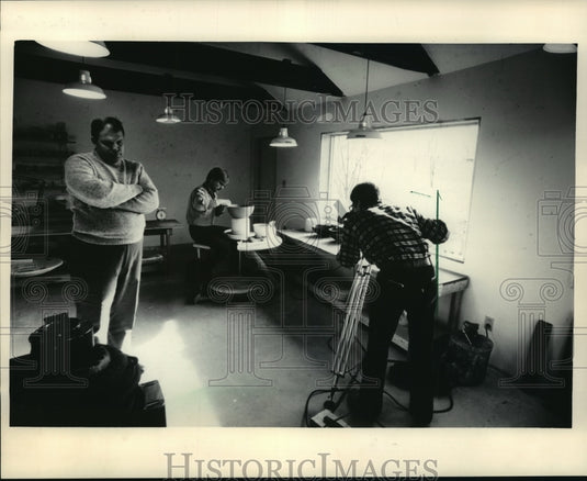 1985 Press Photo Karl Borgeson at Art Auction, WMVS-TV - mja19866 - Historic Images