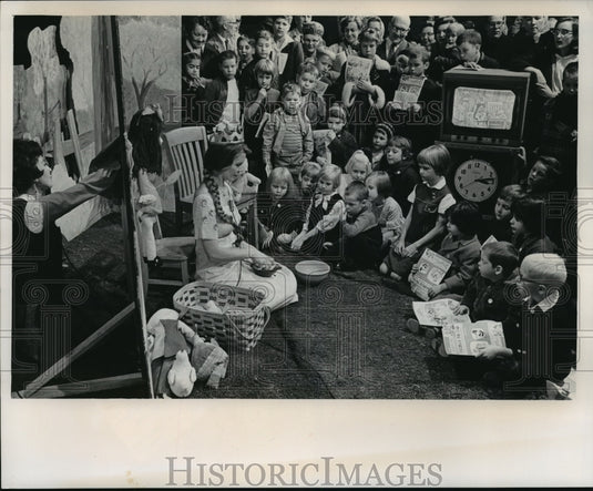 1966 Press Photo Children gather around Children's Fair set to watch Miss Chris - Historic Images