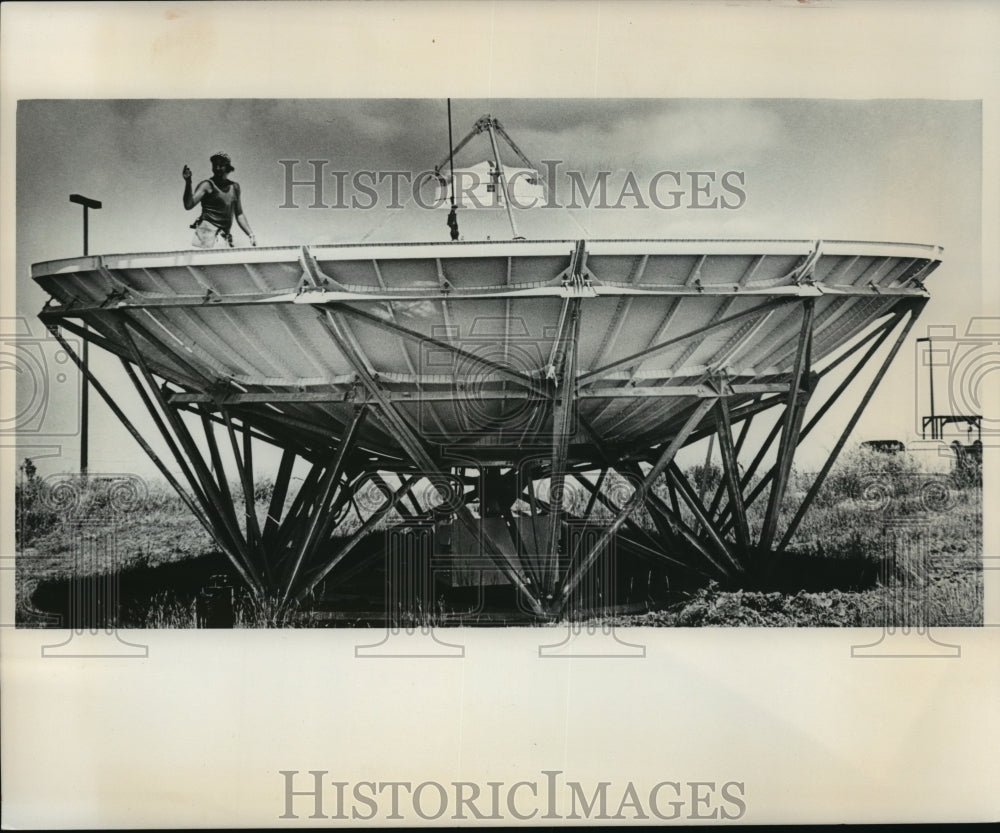 1978 Press Photo Channel 10 36 Satellite Fastened To Milwaukee Area Ca 1978-press-photo-channel-10-36-satellite-fastened-to-milwaukee-area-ca