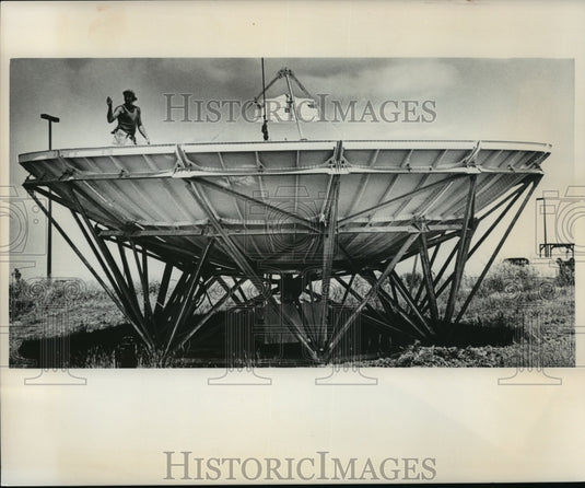 1978 Press Photo Channel 10/36 satellite fastened to Milwaukee Area Campus-Historic Images