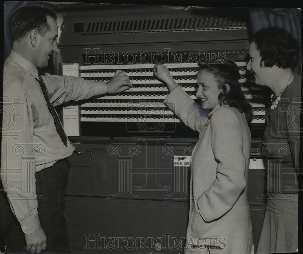 1942 Press Photo John H. Kowaleski, Mrs. Wynn Bodine and Mrs. Elmer Kuhn- Historic Images