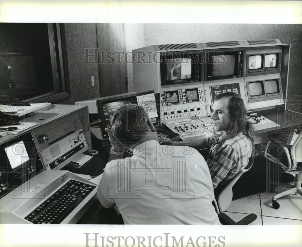 1982 Press Photo WTMJ-FM and WTMJ-TV - Control Rooms - mja19946 - Historic Images