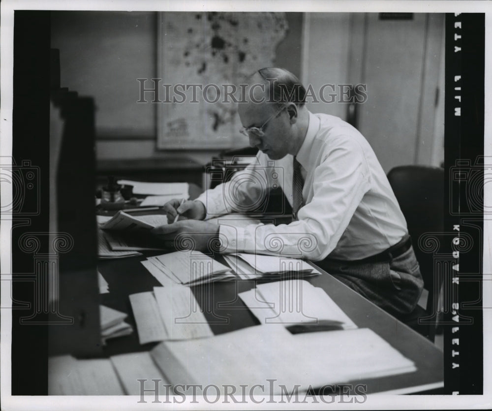 1954 Press Photo News Editor Jack Krueger supervises the combined radio-TV news - Historic Images