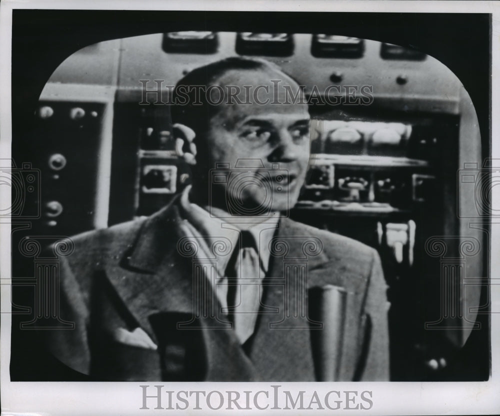 1953 Press Photo Gov. Kohler&#39;s image now clear &amp; sharp onto screen at WTMJ-TV - Historic Images