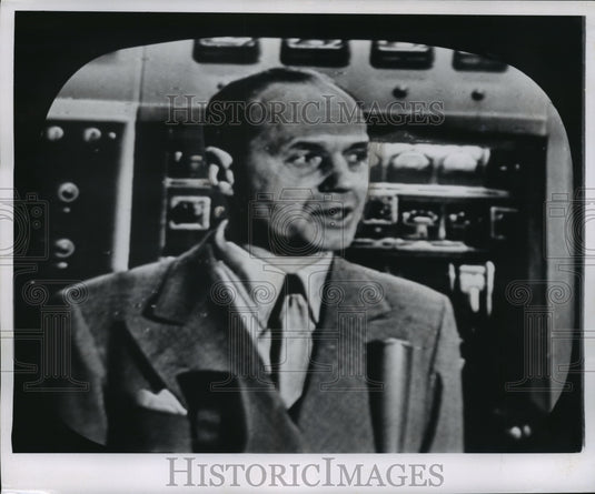 1953 Press Photo Gov. Kohler's image now clear & sharp onto screen at WTMJ-TV - Historic Images