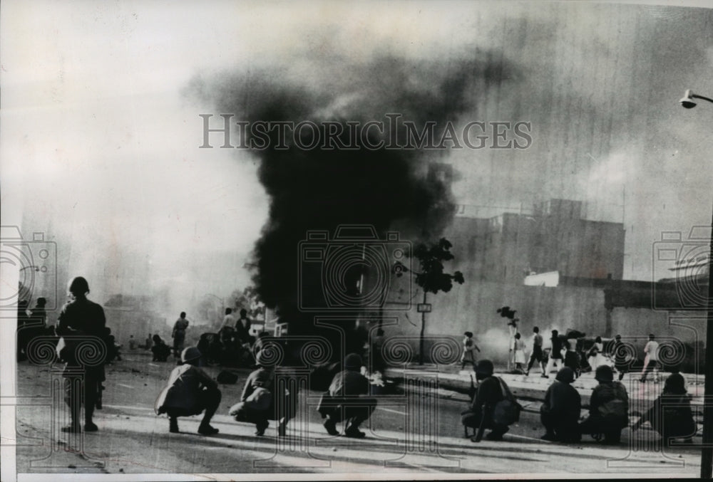 1960 Press Photo Students set fire to automobile at riot in Caracas, Venezuela - Historic Images