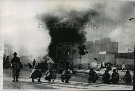 1960 Press Photo Students set fire to automobile at riot in Caracas, Venezuela - Historic Images