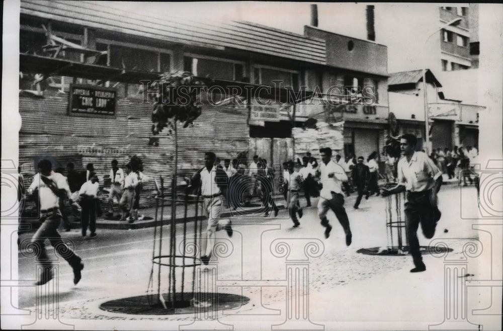 1960 Press Photo Rioters raced through the streets of Caracas, Venezuela - Historic Images