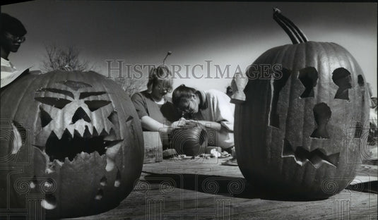1994 Press Photo Selina Ross and Tanya Tang put the finishing touches on theirs - Historic Images