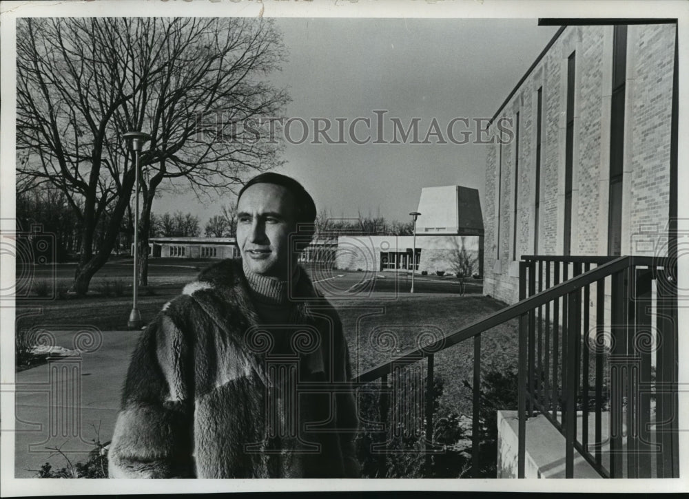 1973 Press Photo Dr. Ralph Baker, Winnebago Hospital asst. clinical director - Historic Images