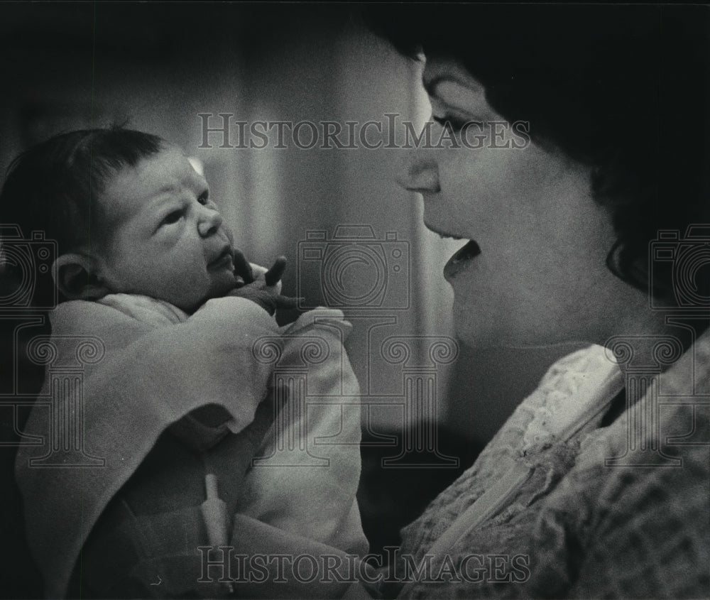 1983 Press Photo Kristen Jean &amp; mother Laural Schampers in St Mary&#39;s Hospital - Historic Images