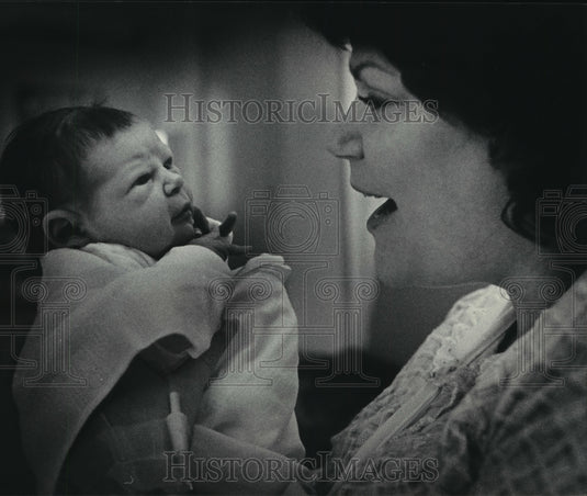 1983 Press Photo Kristen Jean & mother Laural Schampers in St Mary's Hospital - Historic Images